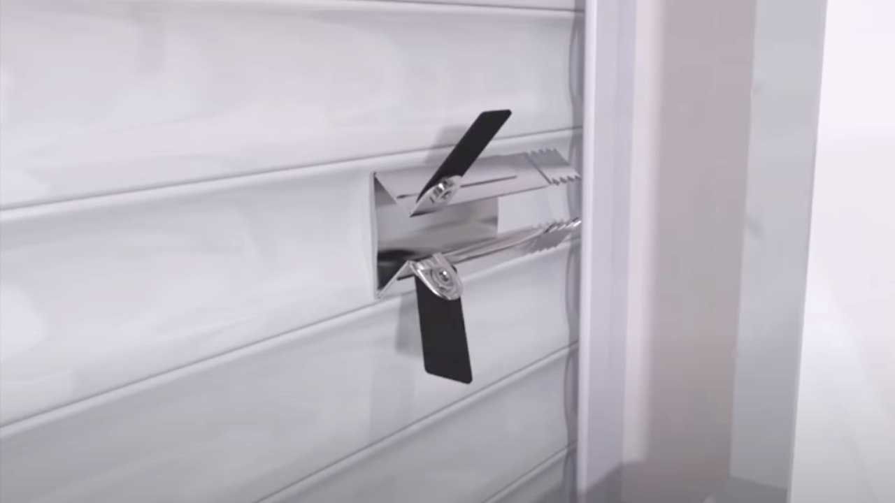 "Burglar-proof shutter. Safety clips. Preventing the raising of the blind from the outside."